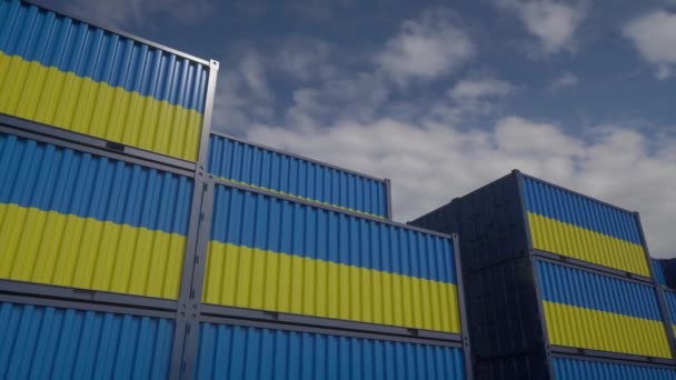 Vlaggencontainers van Oekraïne bevinden zich bij de containerterminal. Oekraïense concept van uitvoer of invoer — Stockvideo