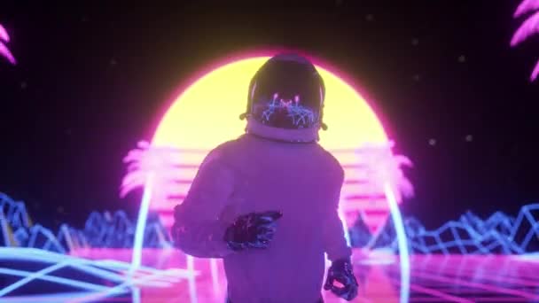 Astronot berjalan dikelilingi oleh lampu neon berkedip. Latar belakang synthwave gaya retro 80-an — Stok Video