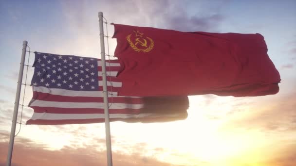 URSS Unione Sovietica e Stati Uniti bandiera sventola al vento al tramonto. La guerra fredda — Video Stock
