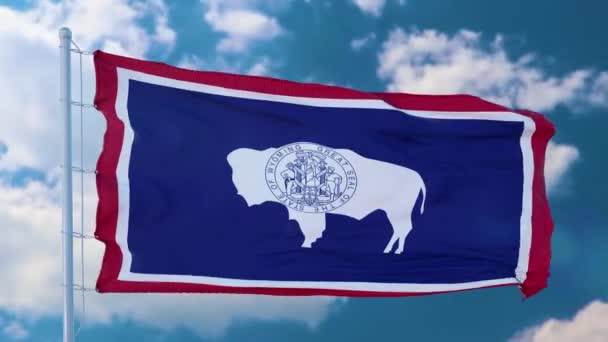 Bandeira Wyoming Mastro Bandeira Acenando Vento Fundo Azul Céu — Vídeo de Stock