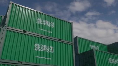 Suudi Arabistan bayrağıyla dolu konteynır terminali. İlgili ihracat veya ithalat.