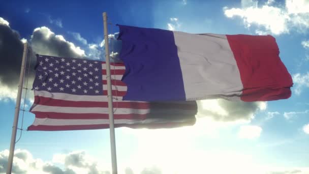 美国和法国的国旗 美国和法国的国旗在风中飘扬 美法外交概念蓝天背景 — 图库视频影像