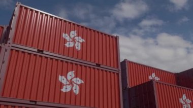 Konteynır terminalinde Hong Kong bayrak konteynırları bulunmaktadır. Hong Kong ihracat veya ithalat kavramı.