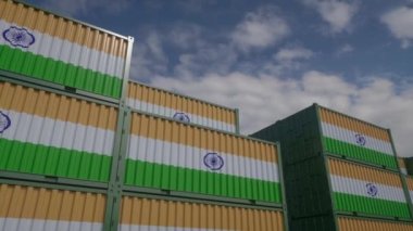 Hindistan bayrak konteynırları konteynır terminalinde bulunmaktadır. Hindistan ihracat veya ithalat kavramı.