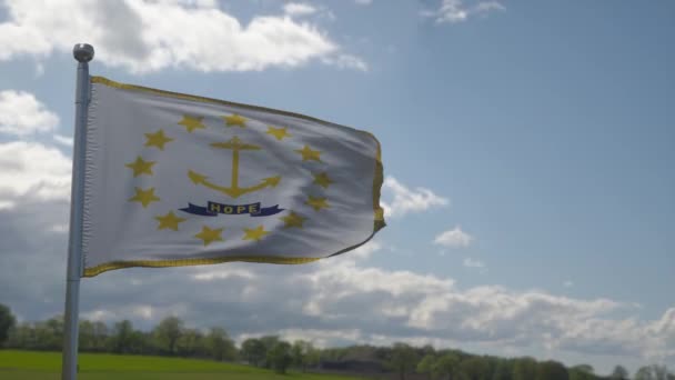 Rhode Island Flagga Flaggstång Vinka Vinden Blå Himmel Bakgrund — Stockvideo