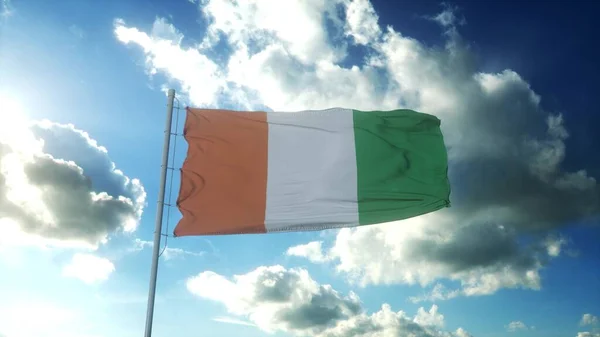 Flaga Wybrzeża Kości Słoniowej Macha Wiatrem Przeciwko Pięknemu Błękitnemu Niebu — Zdjęcie stockowe