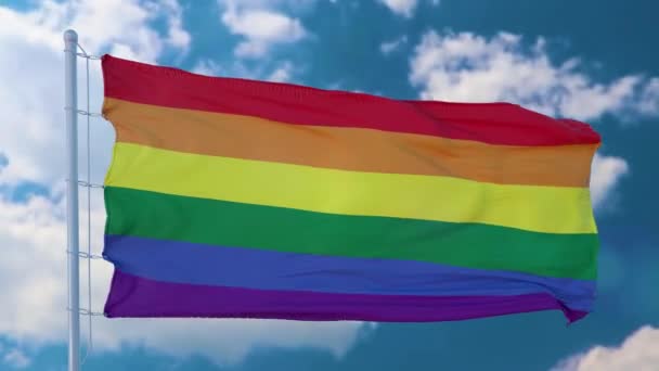 虹のLgbtのフラグは 青空に向かって手を振る レズビアン バイセクシャル トランスジェンダーのためのLgbtの誇りフラグ — ストック動画