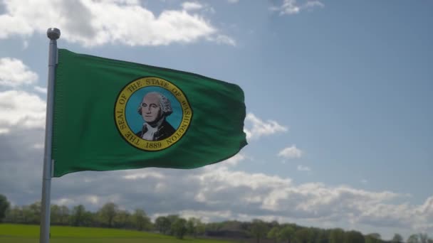 Washington State Flagga Flaggstång Vinka Vinden Blå Himmel Bakgrund — Stockvideo