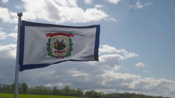 Σημαία Δυτικής Βιρτζίνια Κοντάρι Σημαίας Που Κυματίζει Στον Άνεμο Φόντο — Φωτογραφία Αρχείου