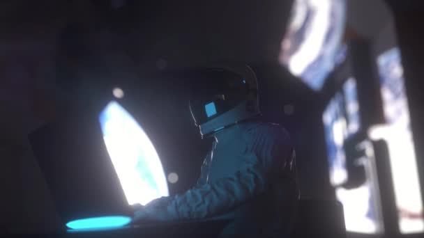 Astronauta Trabaja Portátil Ciencias Una Colonia Espacial Uno Los Planetas — Vídeo de stock