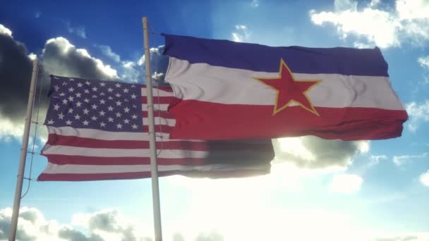 ユーゴスラビアとアメリカ合衆国は旗竿に旗を掲げた ユーゴスラビアと米国の外交概念 青空の背景 — ストック動画