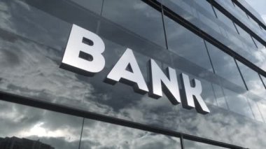 Cam binadaki banka tabelası. Modern cephede aynalı gökyüzü ve şehir. İş ve finans kavramı.