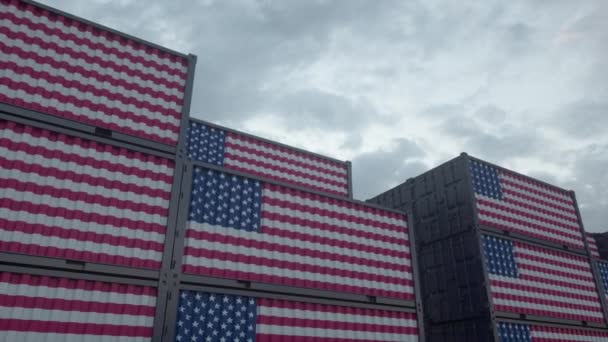 美国进出口概念 悬挂美国国旗的集装箱位于集装箱码头 — 图库视频影像