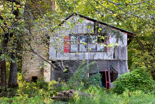 Напівзруйнований річки будинок — стокове фото