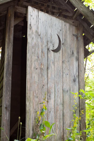 Abandonado Outhouse — Fotografia de Stock