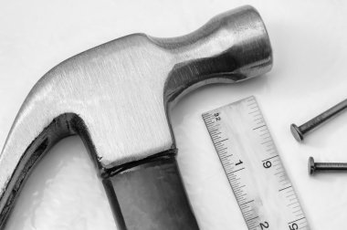 çivi çekiç ve en yakın cetvel