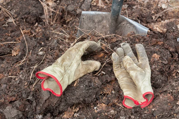 Компост, перчатки и лопата — стоковое фото