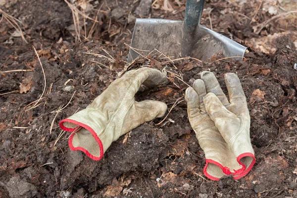 Kompost, Handschuhe und Schaufel — Stockfoto