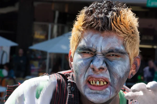 Poses de zombies à Pasadena Doo Dah Parodie de la parade des roses — Photo