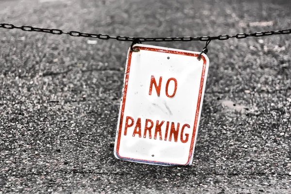 Geen parkeergelegenheid teken gedragen — Stockfoto