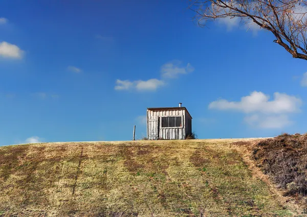 Shack на вершині пагорба — стокове фото