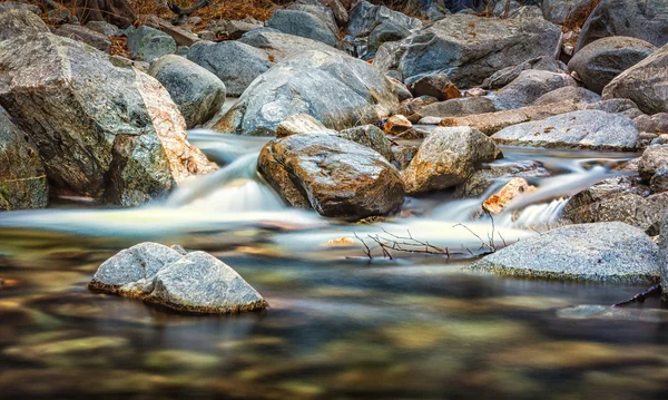 Ροή του ποταμού πέρα από τους βράχους στο chantry flats — Φωτογραφία Αρχείου