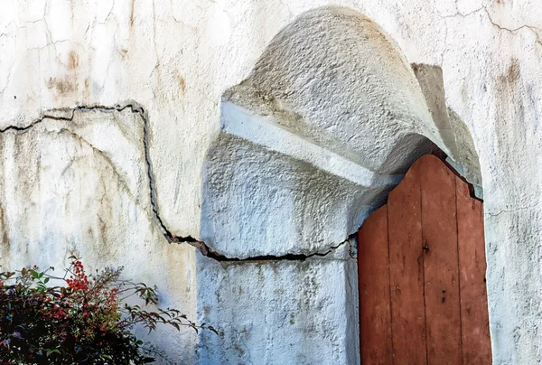 Adobe Wall Cracked by Earthquate — Stock Photo, Image