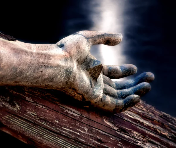 Иисус на кресте с небесным покровом — стоковое фото