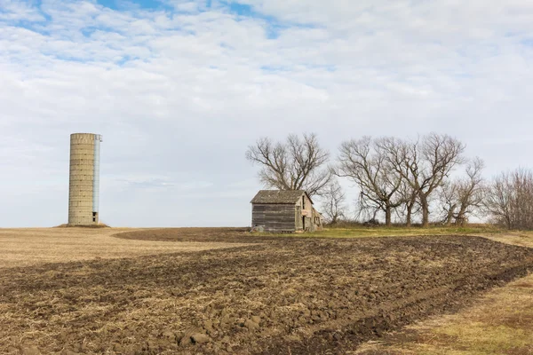 Övergiven bondgård och silo — Stockfoto