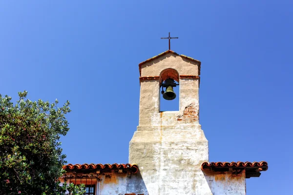 Missie bell en steeple op missie san juan capistrano — Stockfoto