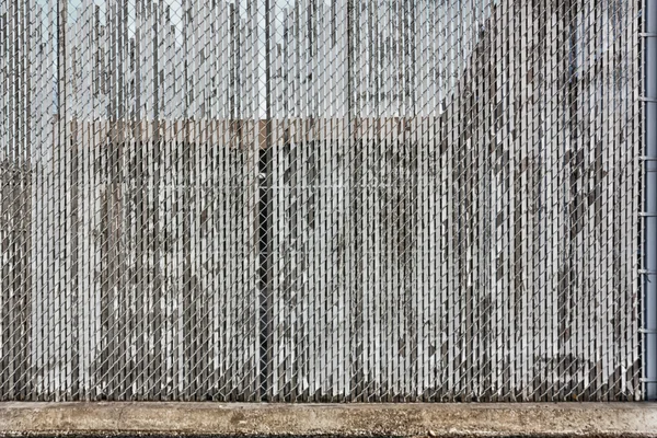 배경 또는 배경 말뚝과 흰색 세로 울타리 — 스톡 사진