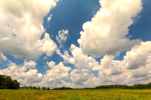 Πρησμένα cumulus σύννεφα πάνω από την ύπαιθρο — Φωτογραφία Αρχείου