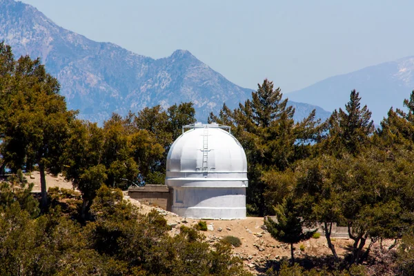 Один из многих телескопов обсерватории Маунт-Уилсон — стоковое фото