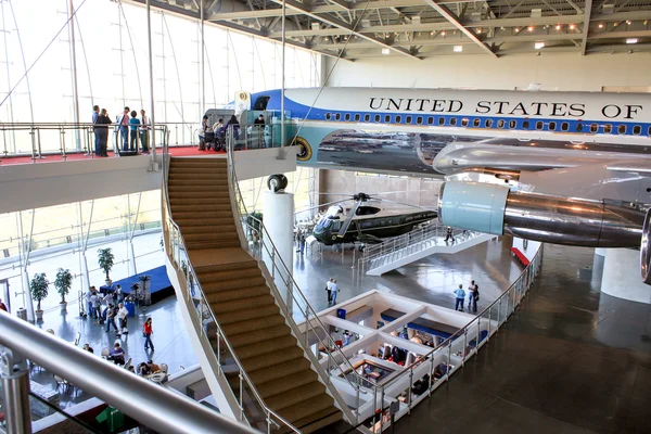 Luchtmacht op pavillion op de ronald reagan presidential library — Stockfoto