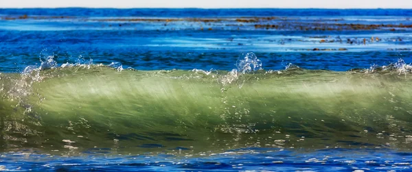 Průsvitné oceánu vlnu — Stock fotografie