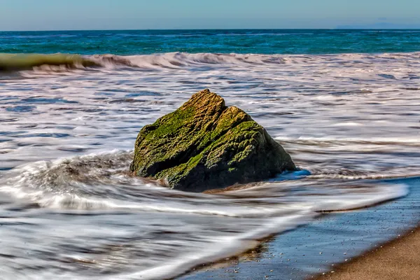 Mossa täckt rock på leo carillo state beach — Stockfoto