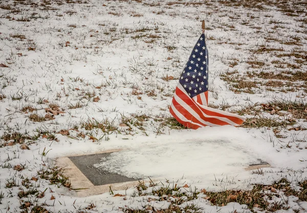 Veteran's Grave in a Rural American Cemetery in Winter — Stock Photo, Image