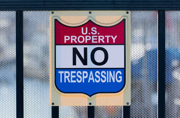 U.S. Property No Trespassing — Stock Photo, Image