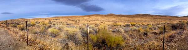 Clôture en fil barbelé dans le désert du Nevada — Photo