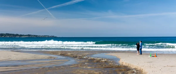 Paar blickt über die Bucht von Monterey, Kalifornien — Stockfoto