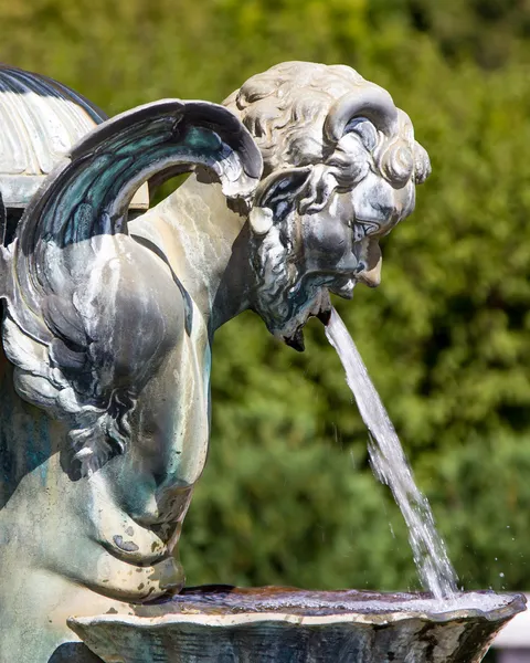 Statue im lyndale garden mit Wasser, das aus dem Mund ragt — Stockfoto