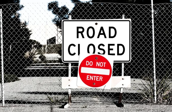 Vägen stängd tecken innan kedja länk staket — Stockfoto