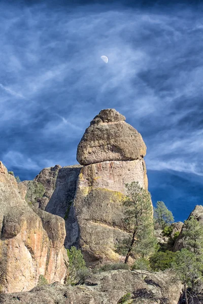 Национальный памятник Пиннаклс в Калифорнии, США — стоковое фото
