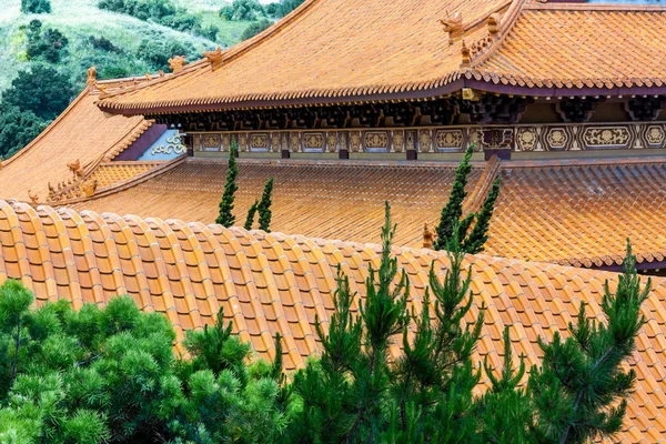 En el templo de Hsi Lai, el monasterio budista chino tradicional más grande de los Estados Unidos —  Fotos de Stock