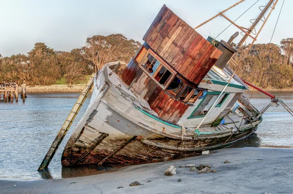 Sahilde suda yüzen gemi enkazı — Stok fotoğraf