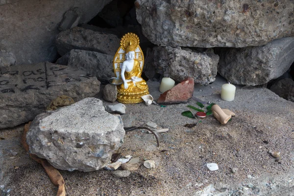 Makeshift Shrine in the Rocks — Stock Photo, Image