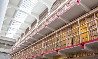 alcatraz Adası'nda hapishane hücreleri