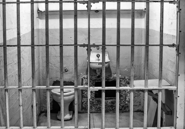 Alcatraz Adası hücre bloğundaki Hapishane hücresine bir — Stok fotoğraf