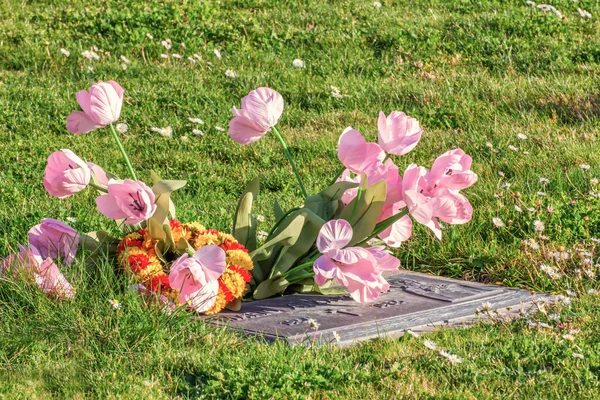 Bloemen op graf marker op de begraafplaats van san carlos. — Stockfoto