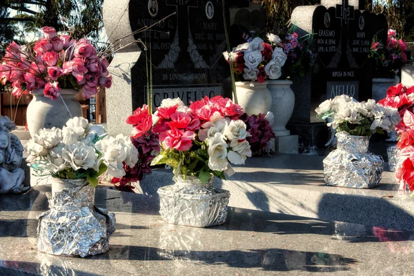 Flower Memorials at Cemetery — Stock Photo, Image